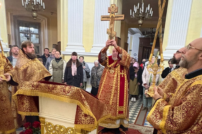 Воздвижение Честного и Животворящего Креста Господня в Преображенском соборе Балашихи