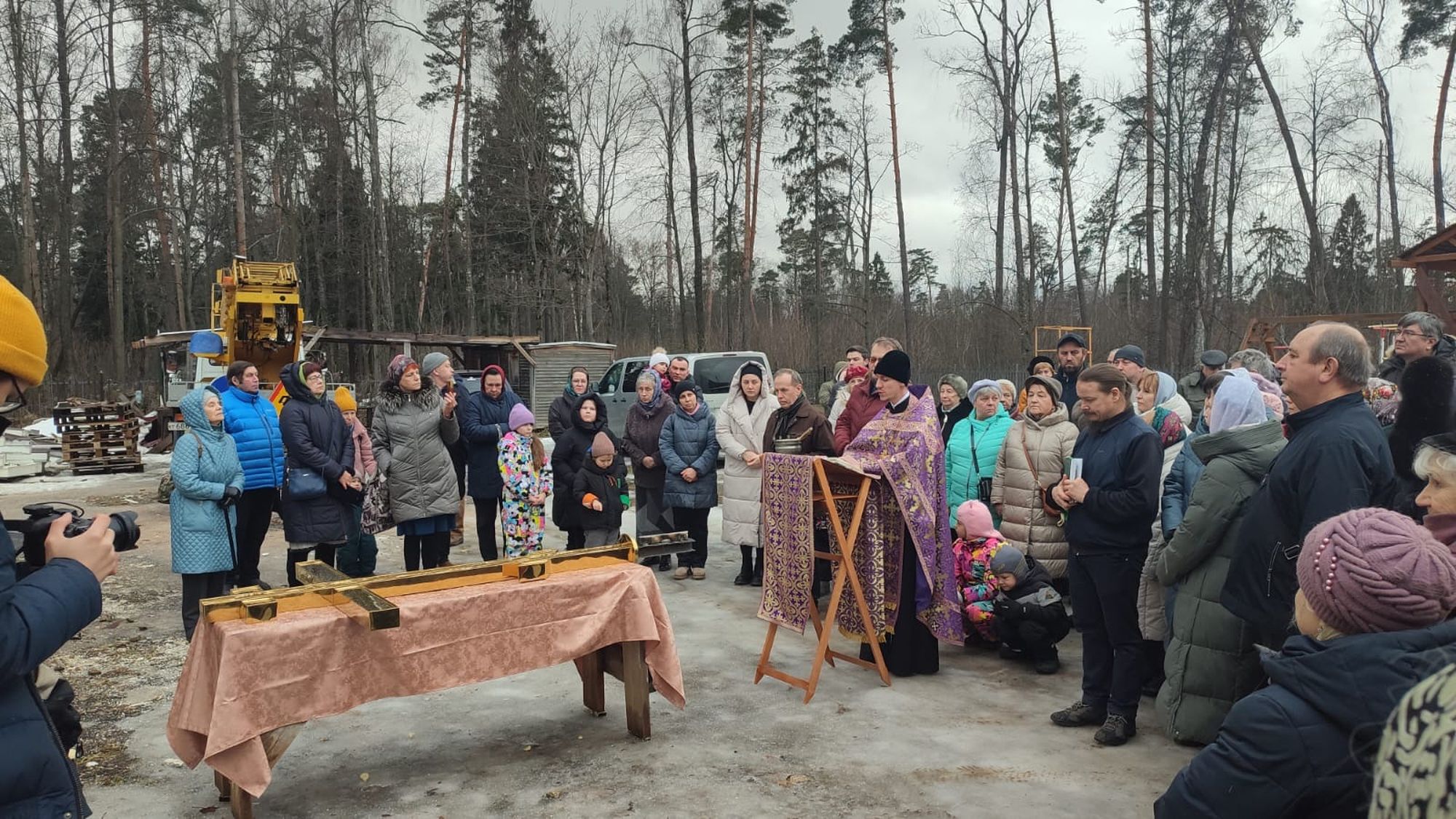 Водружение купола и креста на строящийся Преображенский храм посёлка Загорянский