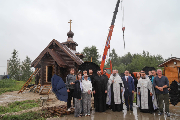 Установка креста на купол строящегося храма Лазаря Четырёхдневного в посёлке Лазарево Парк