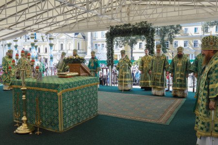 Божественная литургия в Троице-Сергиевой лавре 