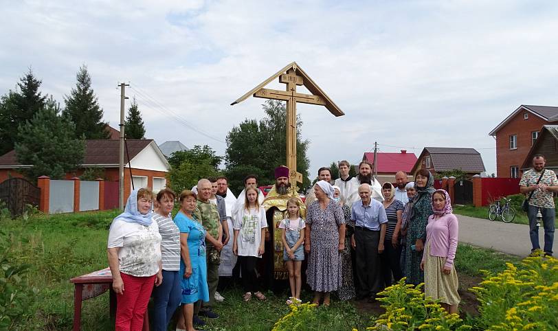 Освящение поклонного креста в деревне Большое Кишнево