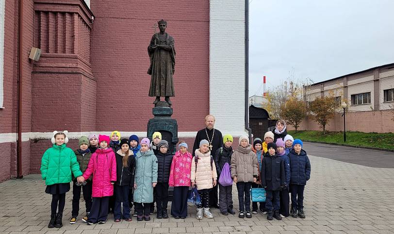 Школьники на экскурсии в Троицком соборе города Щёлково