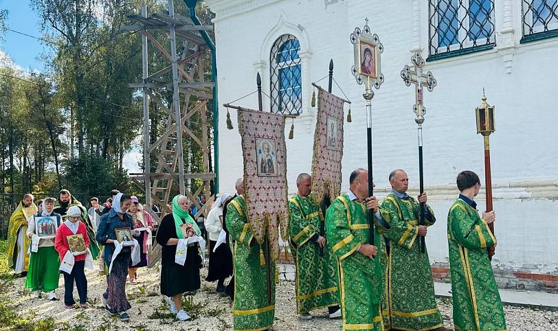 Престольный праздник в Троицком храме деревни Аверкиево