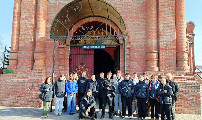 Студенты гуманитарного колледжа в Иоанно-Богословском храме г. Ликино-Дулёво