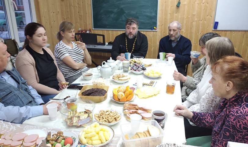 Встреча волонтёров со священником в Ликино-Дулёве