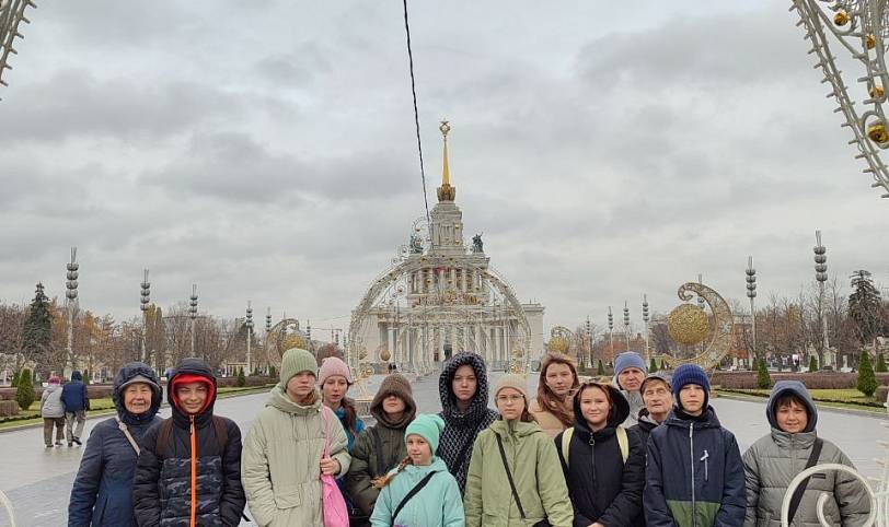 Учащиеся Алексиевской гимназии на выставке «Голгофа Патриарха Тихона»