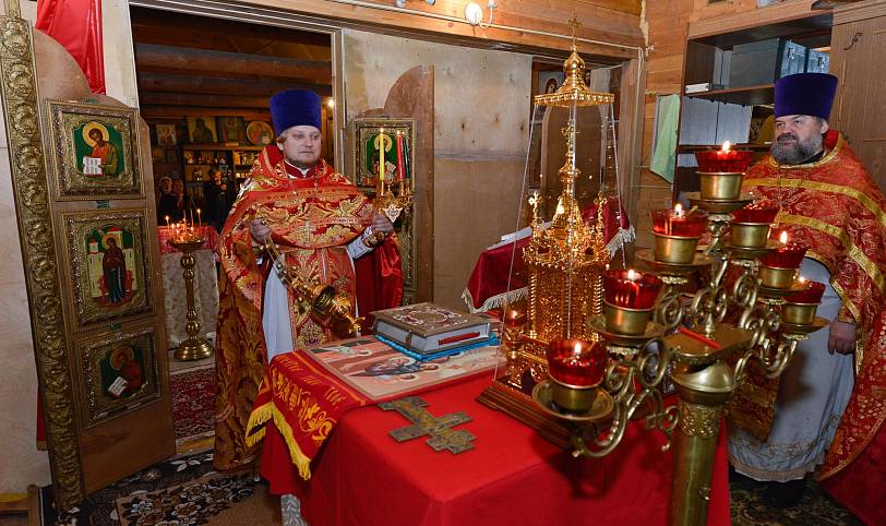 Соборное богослужение в Иоанно-Богословском храме деревни Корпуса
