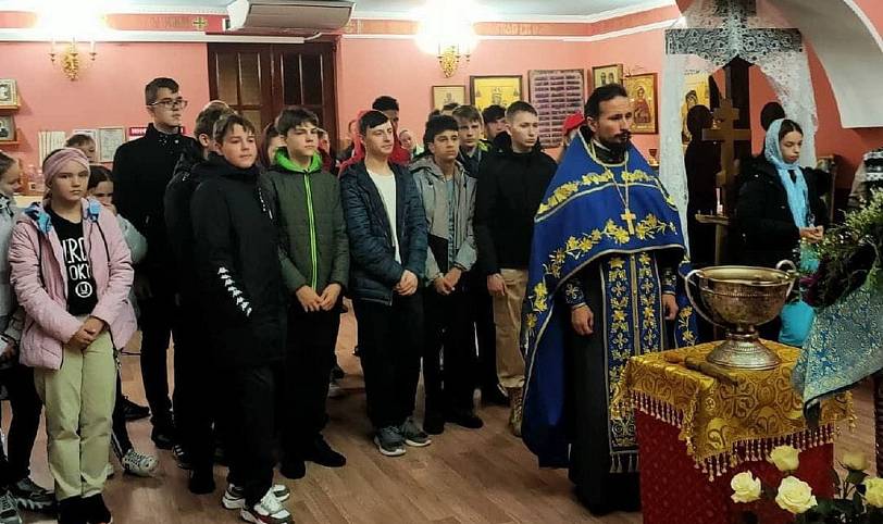 Гости в Параскевинском храме деревни Горбачиха