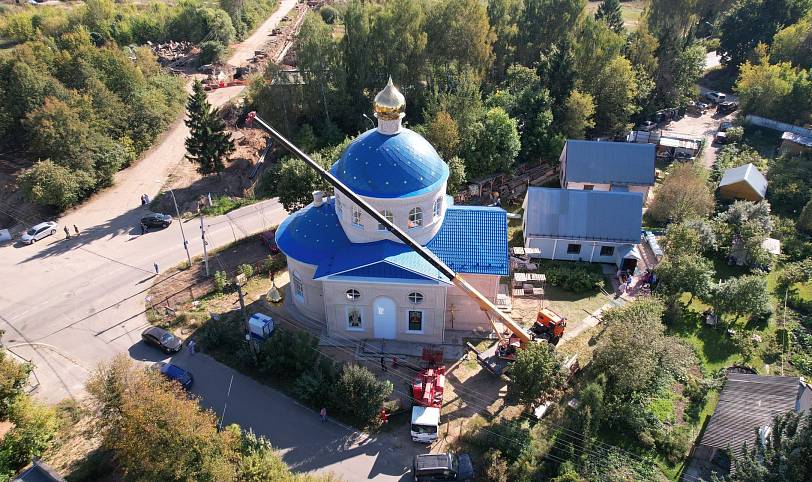 Установка крестов на купола храма иконы Божией Матери «Неупиваемая чаша» села Мизиново