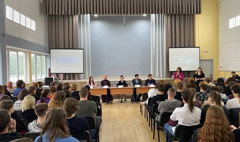 Круглый стол на тему «С ненавистью и ксенофобией нам не по пути»! в Щёлковском колледже