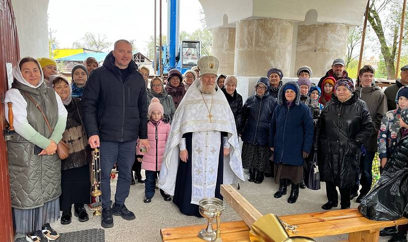 Водружение купола и креста на колокольню храма блаженной Ксении Петербургской деревни Медвежьи Озера